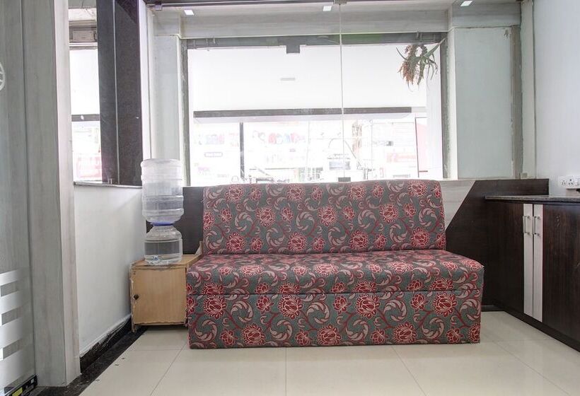 Capital O 46699 Hotel Insta