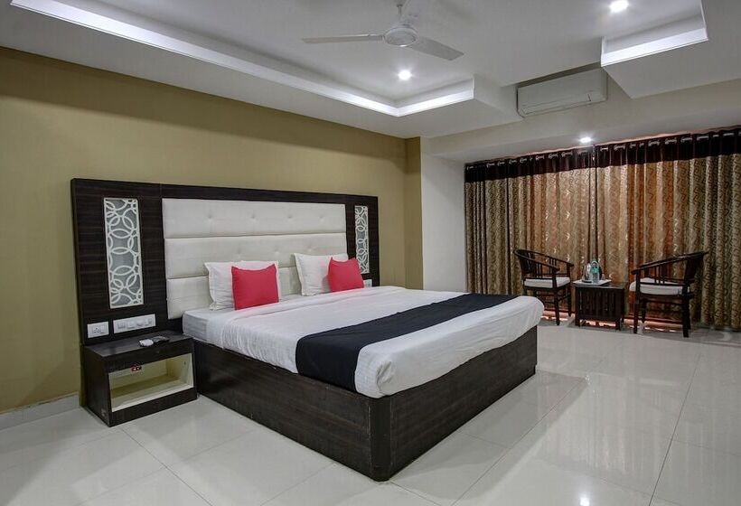 Capital O 46699 Hotel Insta