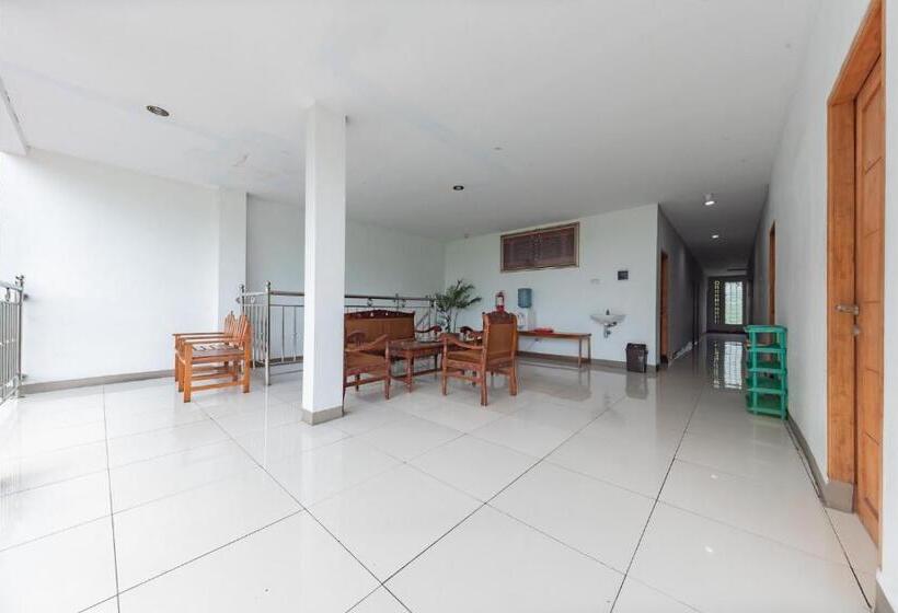 호텔 Reddoorz Syariah At Pantai Pelabuhan Ratu