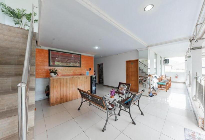 호텔 Reddoorz Syariah At Pantai Pelabuhan Ratu