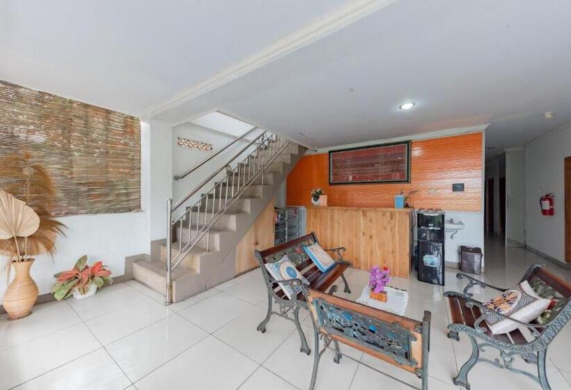 호텔 Reddoorz Syariah At Pantai Pelabuhan Ratu