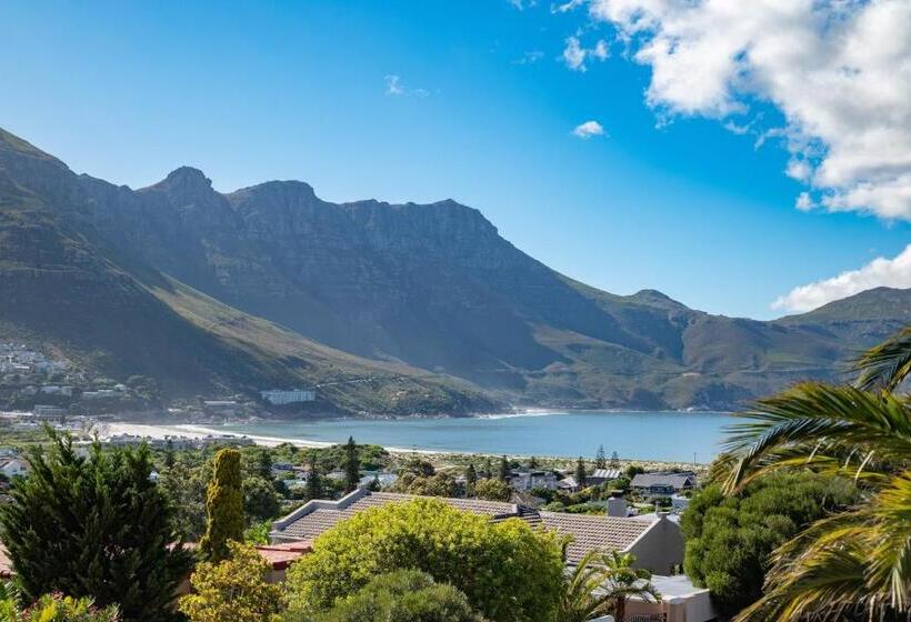 بنسيون Hout & About Guest House