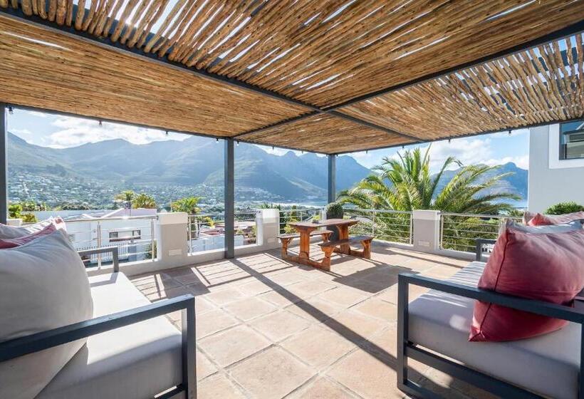 بنسيون Hout & About Guest House