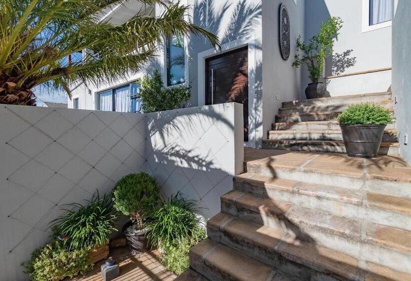 بنسيون Hout & About Guest House