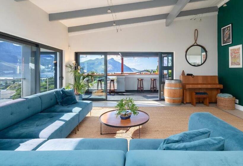 بنسيون Hout & About Guest House