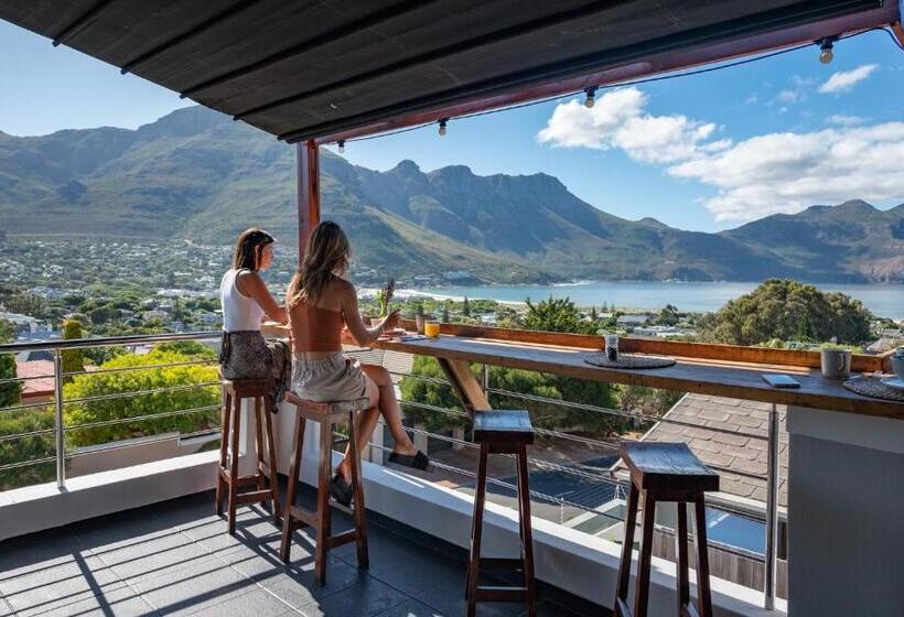 بنسيون Hout & About Guest House