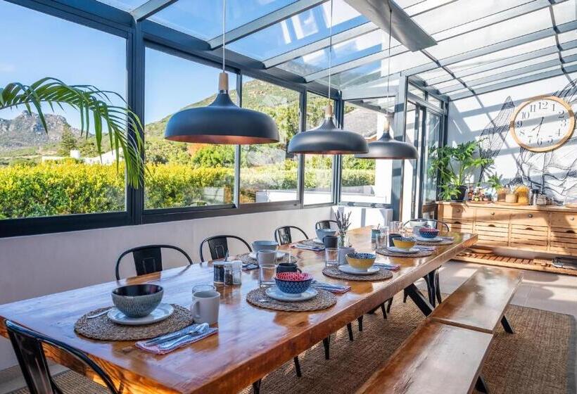 بنسيون Hout & About Guest House