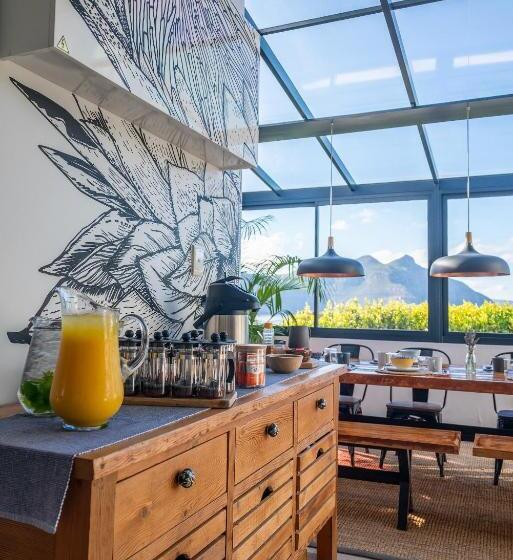 بنسيون Hout & About Guest House