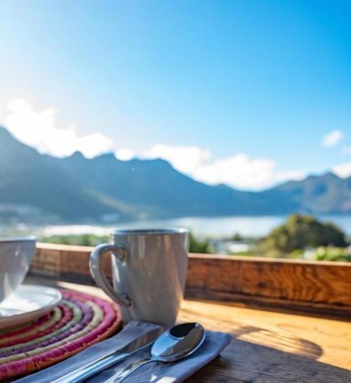 بنسيون Hout & About Guest House