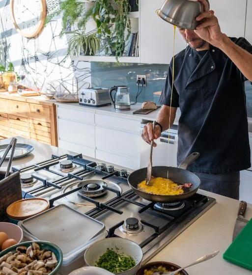 بنسيون Hout & About Guest House