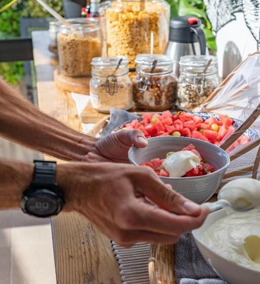 بنسيون Hout & About Guest House