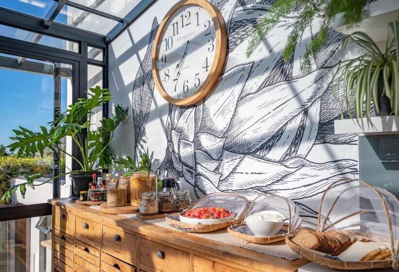 بنسيون Hout & About Guest House