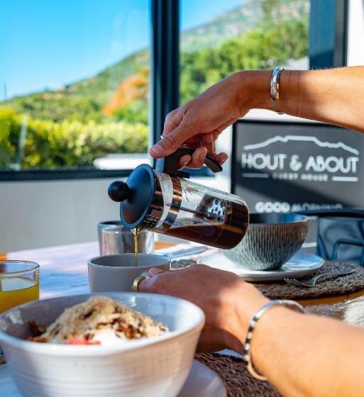بنسيون Hout & About Guest House