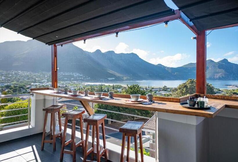 بنسيون Hout & About Guest House