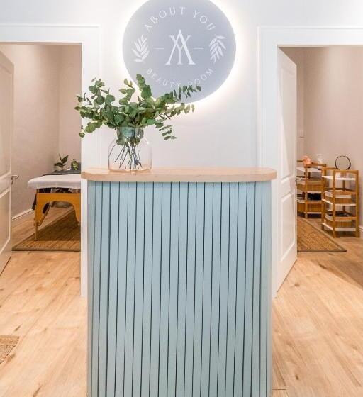 بنسيون Hout & About Guest House