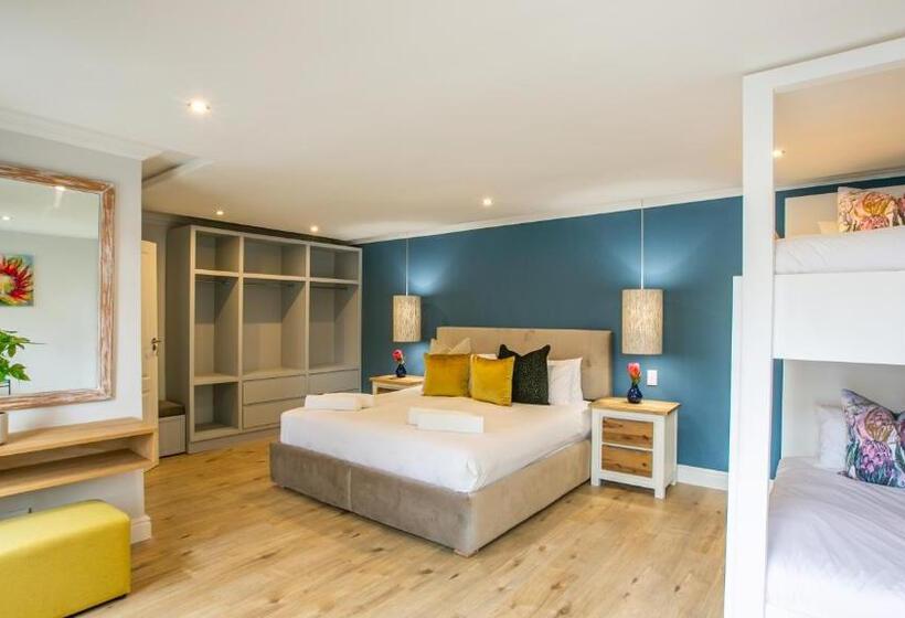 بنسيون Hout & About Guest House