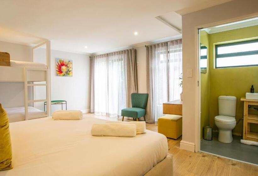 بنسيون Hout & About Guest House