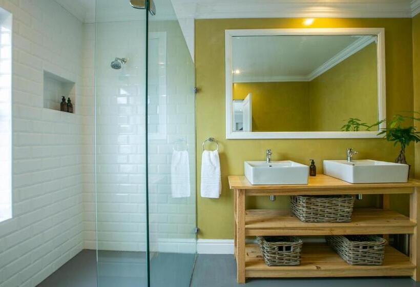 بنسيون Hout & About Guest House