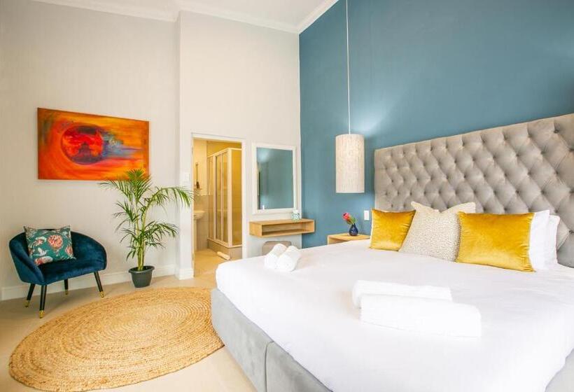 بنسيون Hout & About Guest House