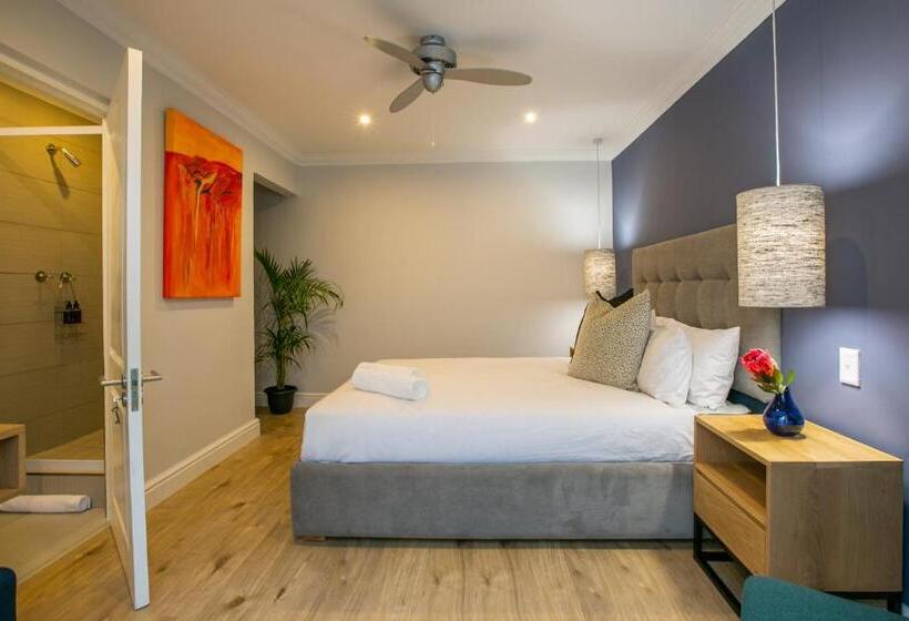 بنسيون Hout & About Guest House