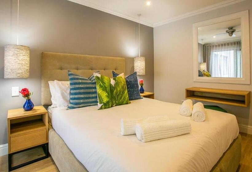 بنسيون Hout & About Guest House