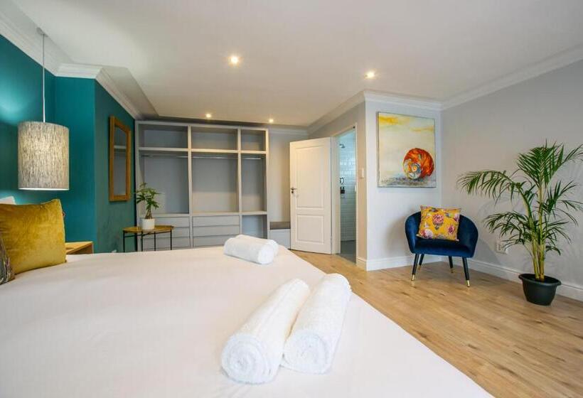 بنسيون Hout & About Guest House