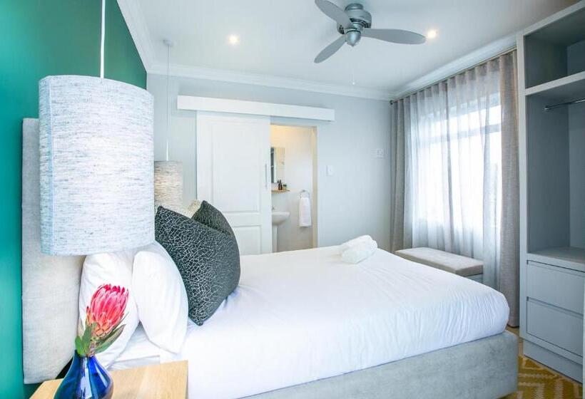 بنسيون Hout & About Guest House