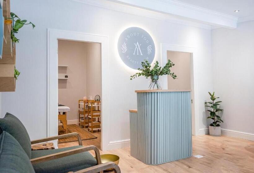 بنسيون Hout & About Guest House