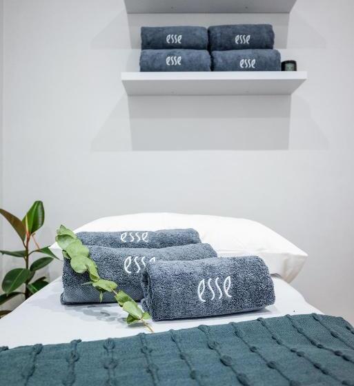 بنسيون Hout & About Guest House