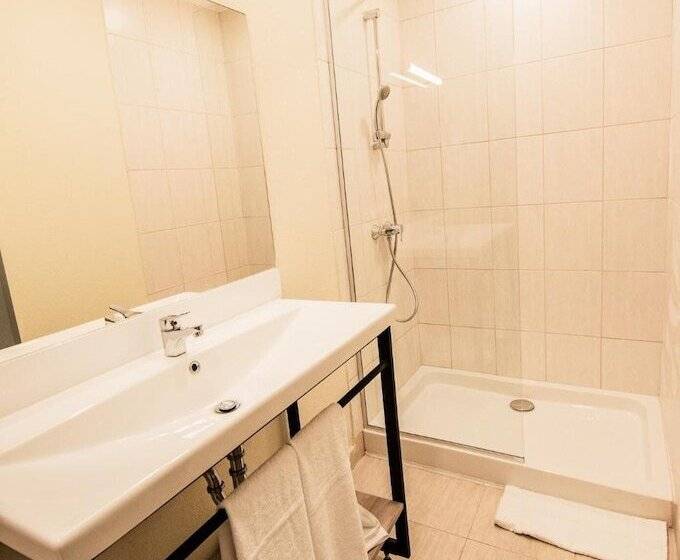 A&m Hotel With Free Parking