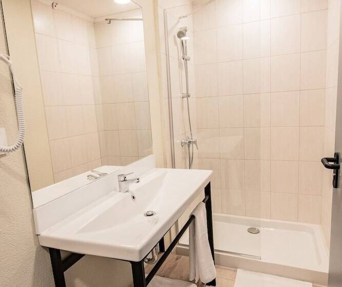 A&m Hotel With Free Parking