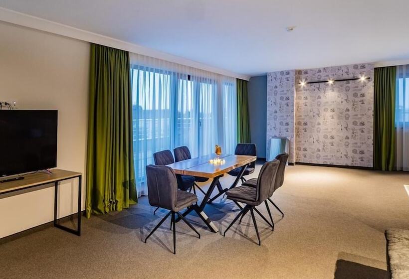 A&m Hotel With Free Parking