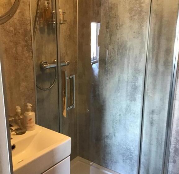 בית מלון כפרי The Royal