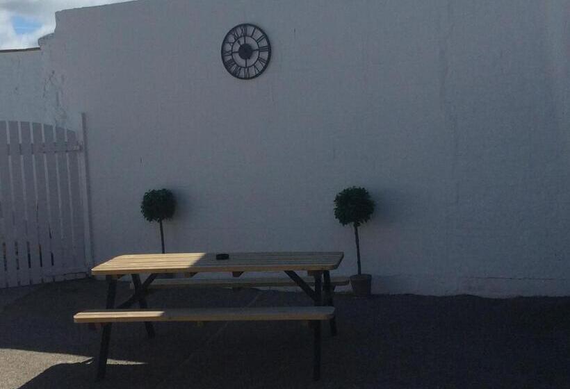 בית מלון כפרי The Royal