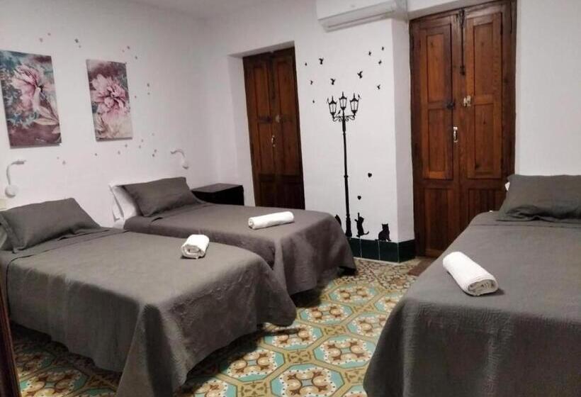 بنسيون Ca De L Alfas