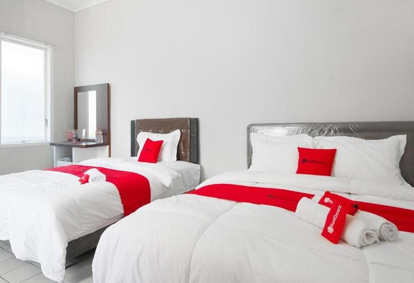 پانسیون Reddoorz Near Batik Tulis Celaket 2