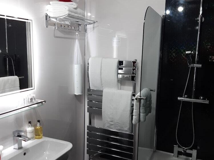 Cadillac Kustomz Hotel   Breakfast Included