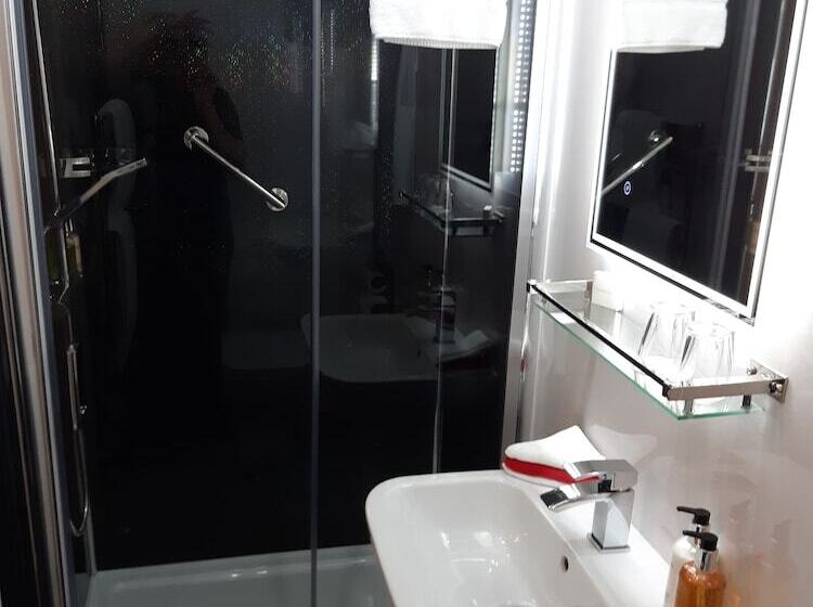 Cadillac Kustomz Hotel   Breakfast Included