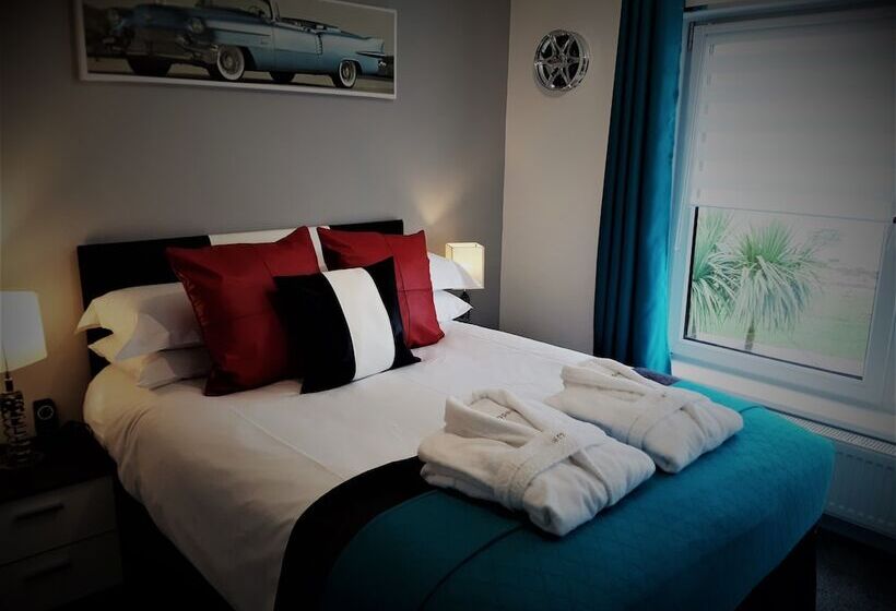 Cadillac Kustomz Hotel   Breakfast Included