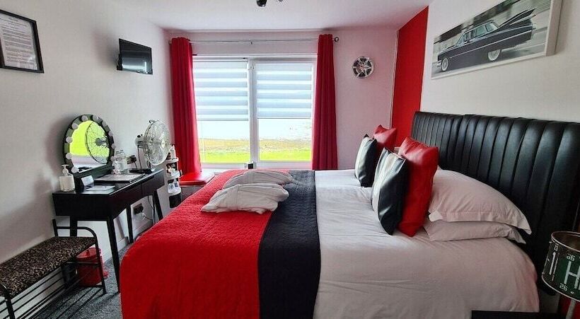 Cadillac Kustomz Hotel   Breakfast Included