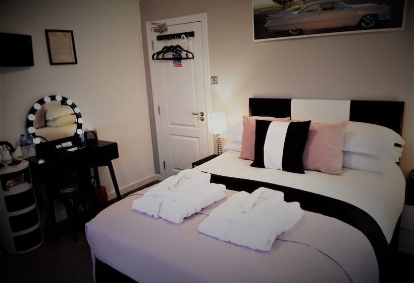 Cadillac Kustomz Hotel   Breakfast Included