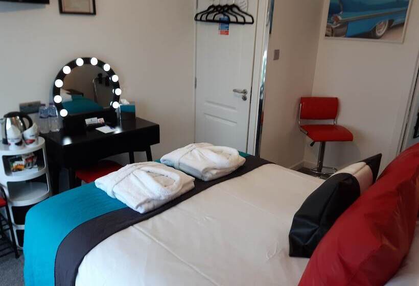 Cadillac Kustomz Hotel   Breakfast Included