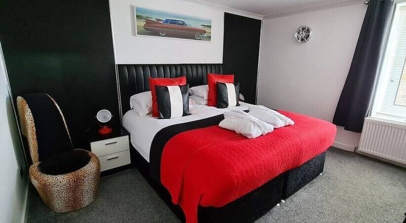 Cadillac Kustomz Hotel   Breakfast Included