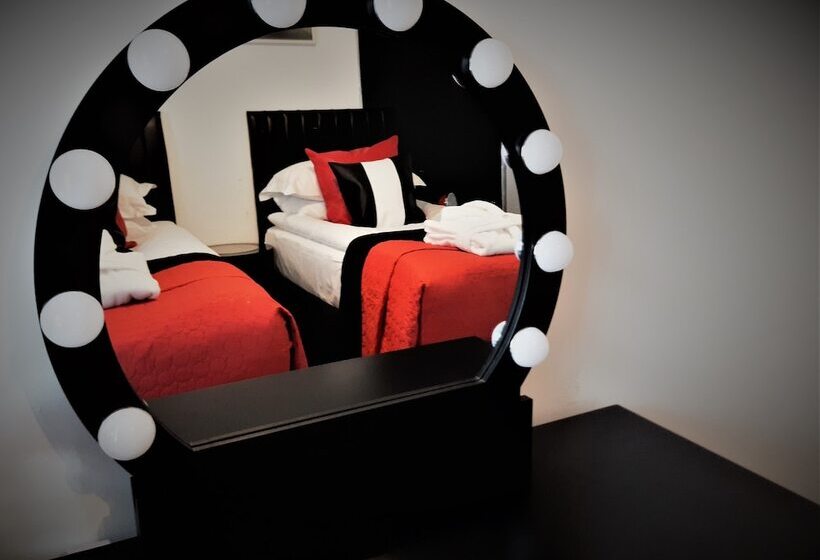 Cadillac Kustomz Hotel   Breakfast Included