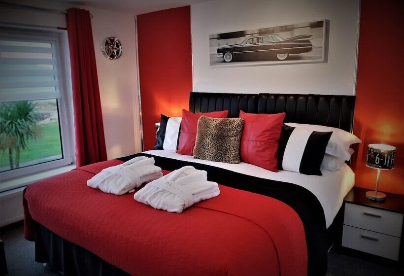 Cadillac Kustomz Hotel   Breakfast Included