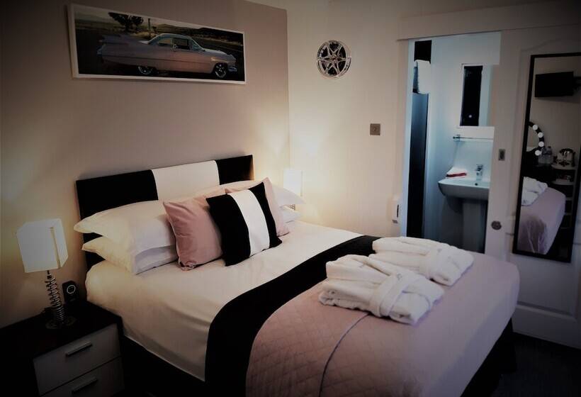 Cadillac Kustomz Hotel   Breakfast Included