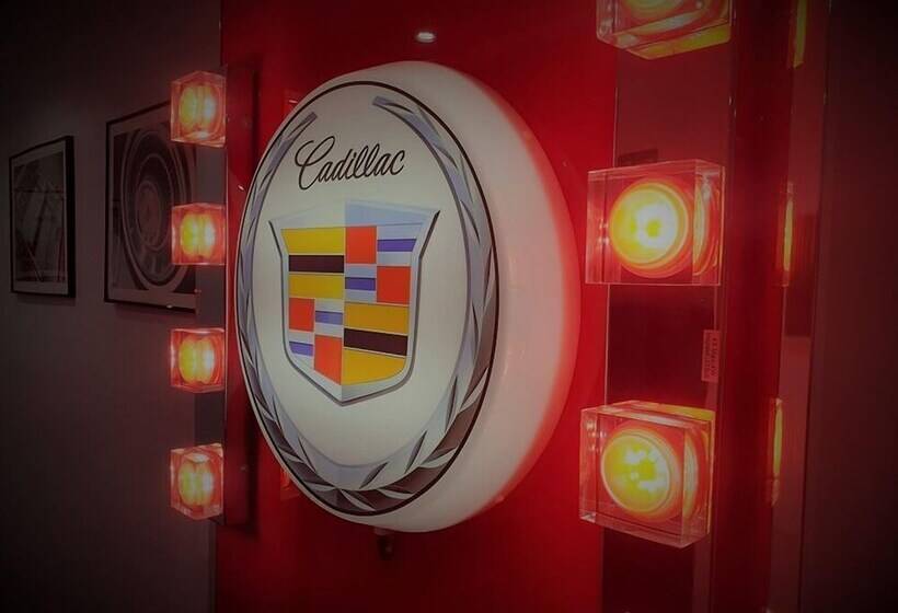 Cadillac Kustomz Hotel   Breakfast Included