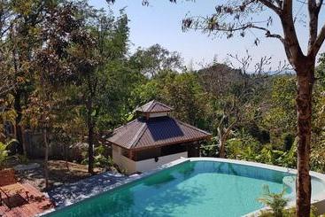 تختخواب و صبحانه Lakeview Lodge Ngapali