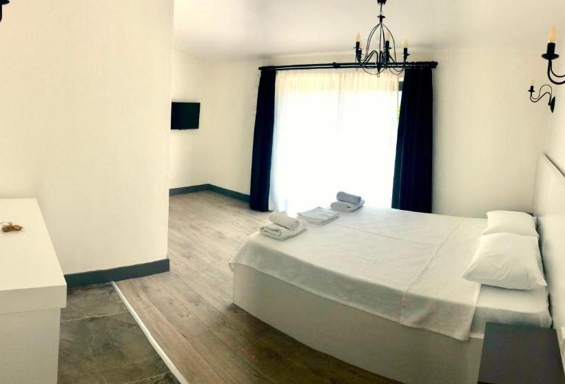 Victoria Hotel And Lounge