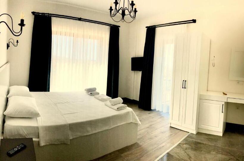 Victoria Hotel And Lounge